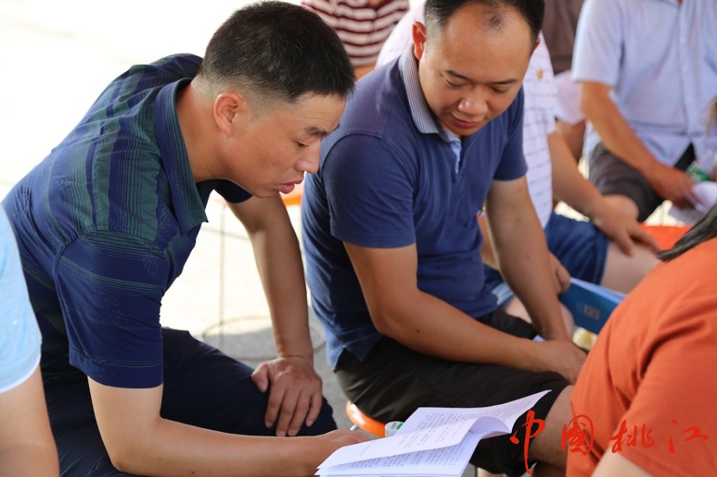 群众翻阅宣传单 陈倩 摄.JPG