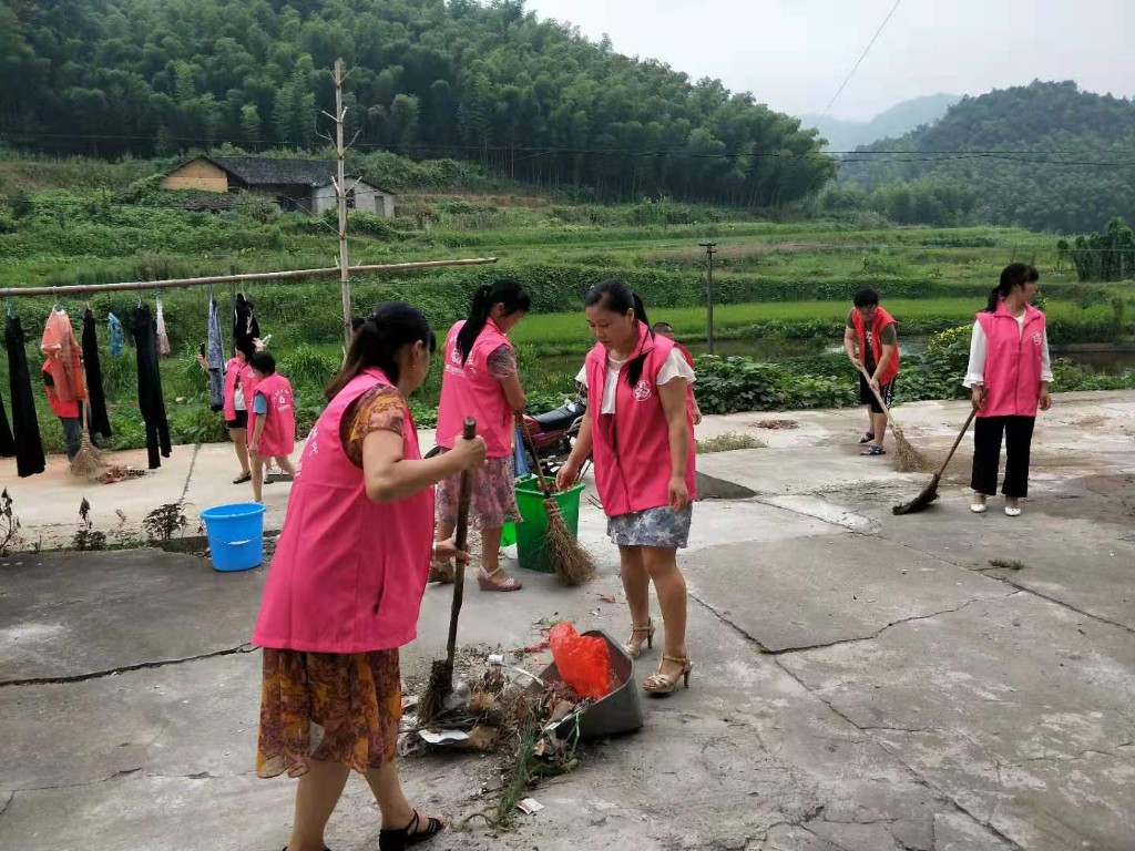 巾帼志愿者开展卫生整治