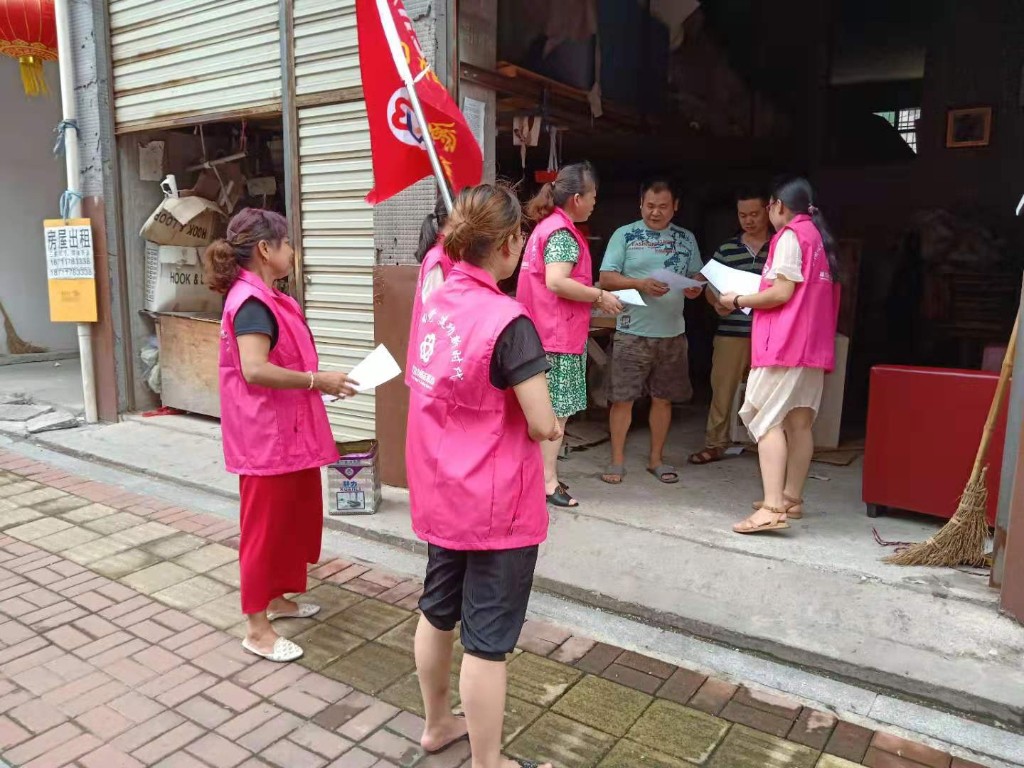 妇联进店宣传“门前三包”和垃圾分类