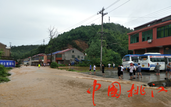 灰山港镇应急办接到群众急救电话,称受大雨急流影响,乘坐的桃江至