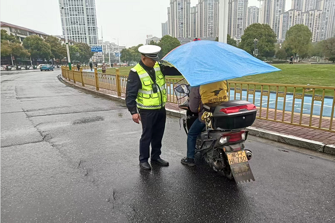 【创建进行时】桃江交警开展“打伞不戴帽”专项整治行动